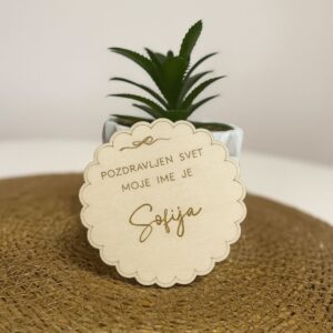 Lesena oznanitvena tablica »Pozdravljen svet« – personalizirana
