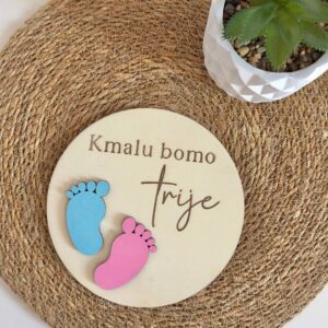 Lesena oznanitvena tablica “Kmalu bomo trije” – razkritje nosečnosti